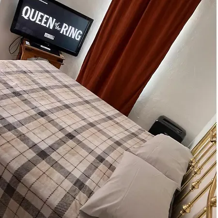 Historical Cozy Blue Apt In The Heart Of Downtown